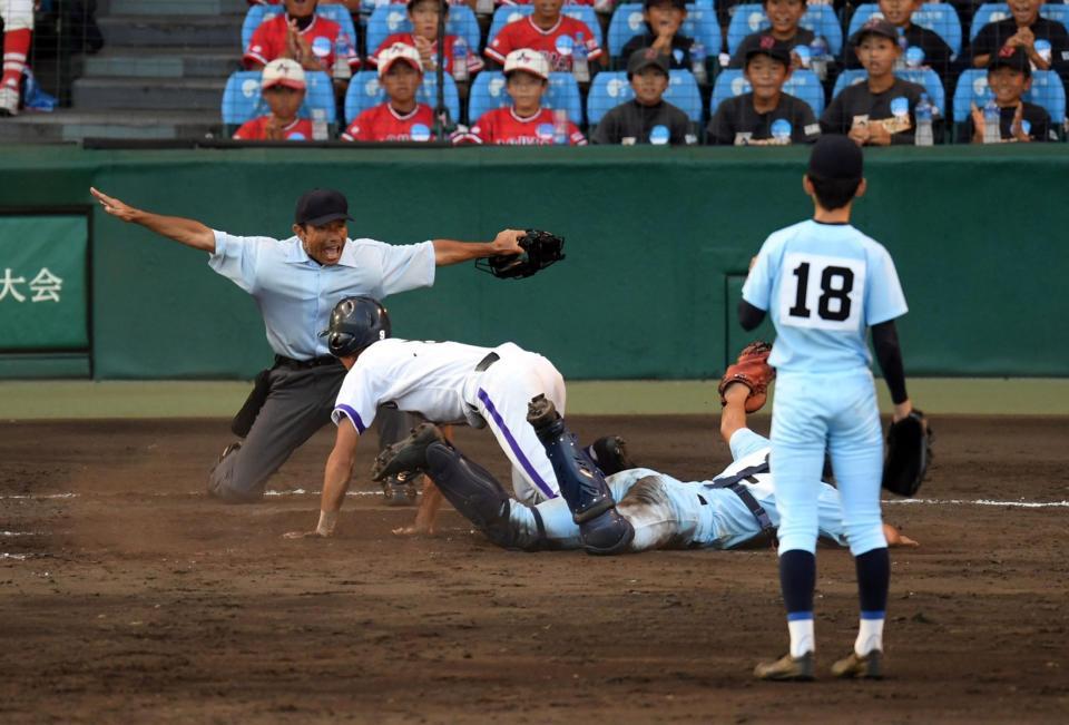 　９回無死満塁、金足農・斉藤のスクイズで二塁走者の菊地彪がサヨナラの生還（投手・林、捕手・有馬）