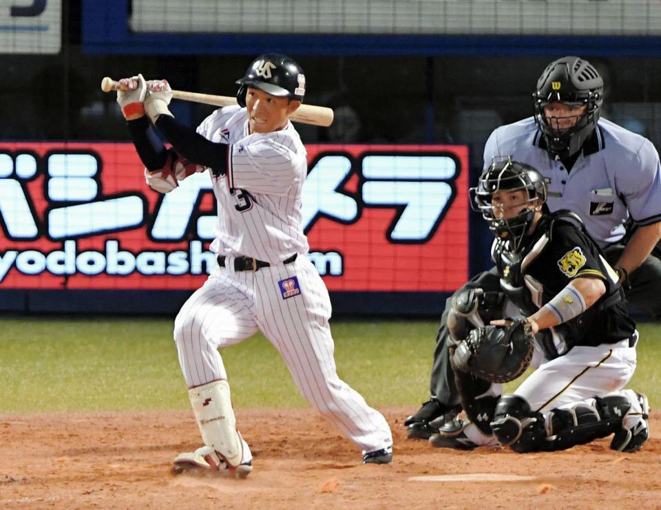 ４回ヤクルト１死一塁、右前にプロ初安打を放つヤクルト・宮本丈＝神宮（撮影・出月俊成）