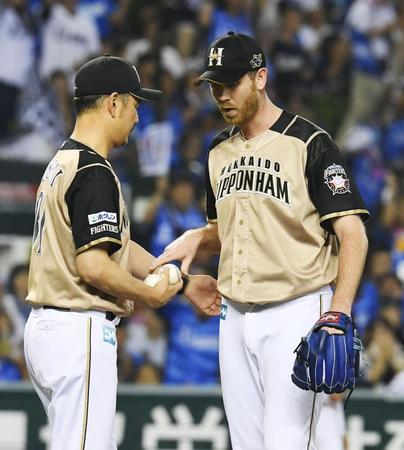 　８回、西武に逆転を許し降板する日本ハムのトンキン（右）＝メットライフドーム