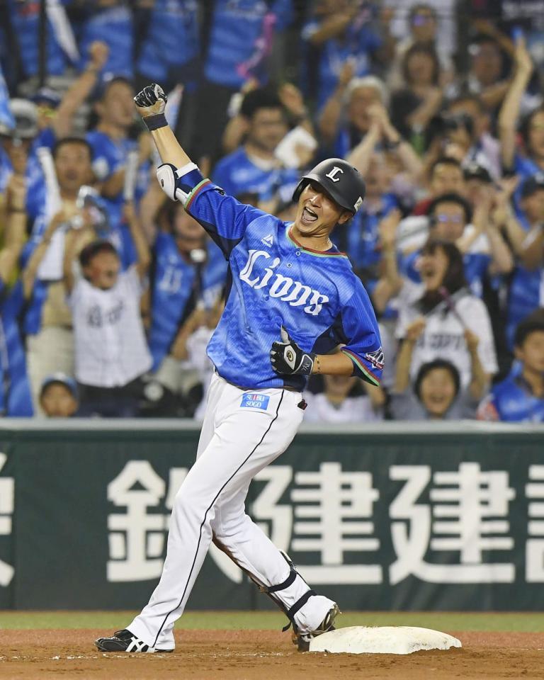 　８回、逆転の２点三塁打を放ち、ガッツポーズする西武・金子侑＝メットライフドーム