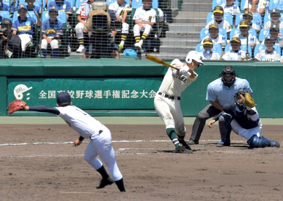 　５回、空振り三振に倒れる報徳・小園（投手・山口直）＝撮影・北村雅宏