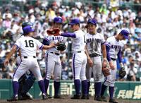 ８回ピンチを迎えるも、金足農・吉田（中央）ら金足農ナインはマウンドで笑顔を見せる