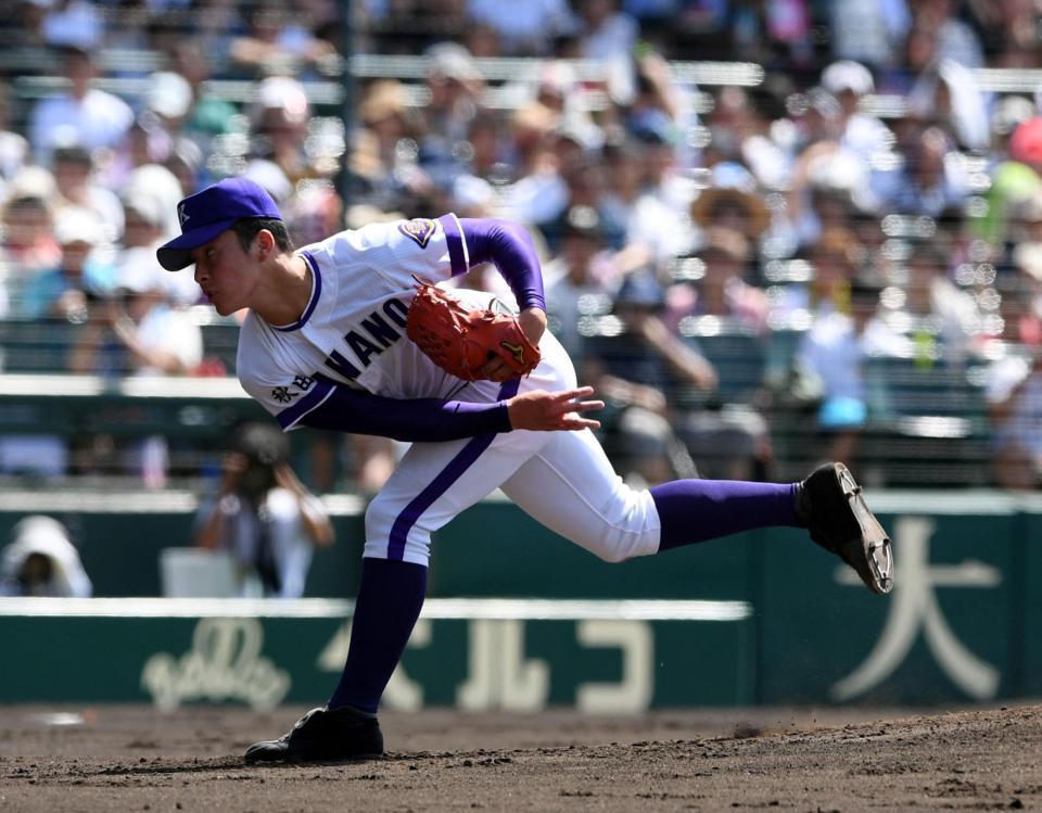 先発し力投する金足農・吉田＝甲子園（撮影・山口登）