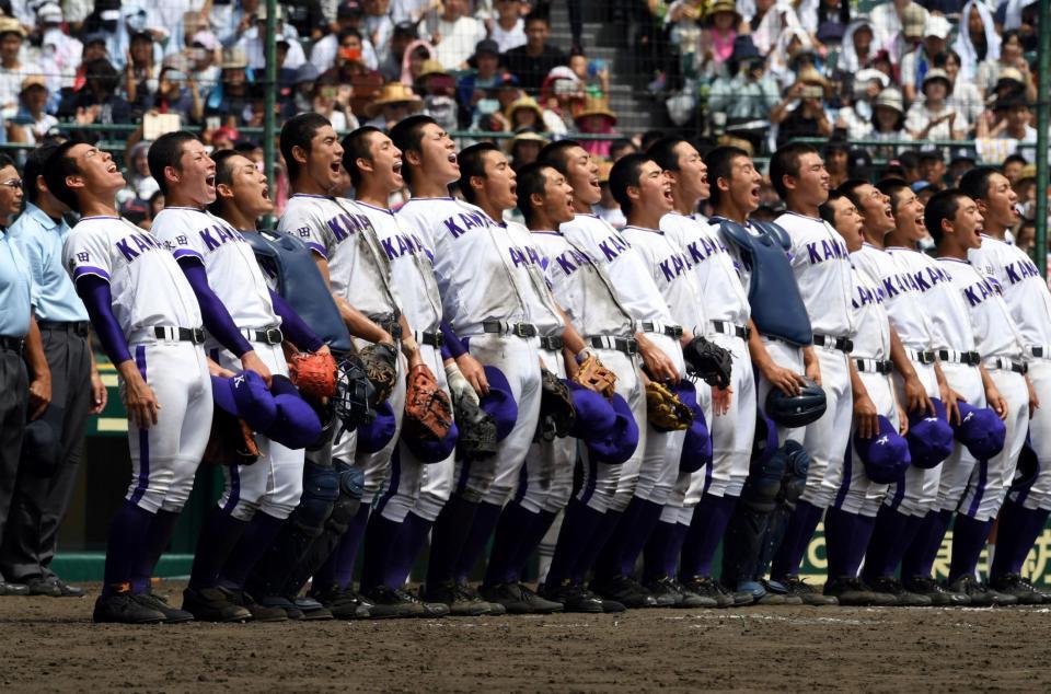 日大三を破り決勝進出を決め校歌を熱唱する金足農ナイン＝甲子園（撮影・山口登）