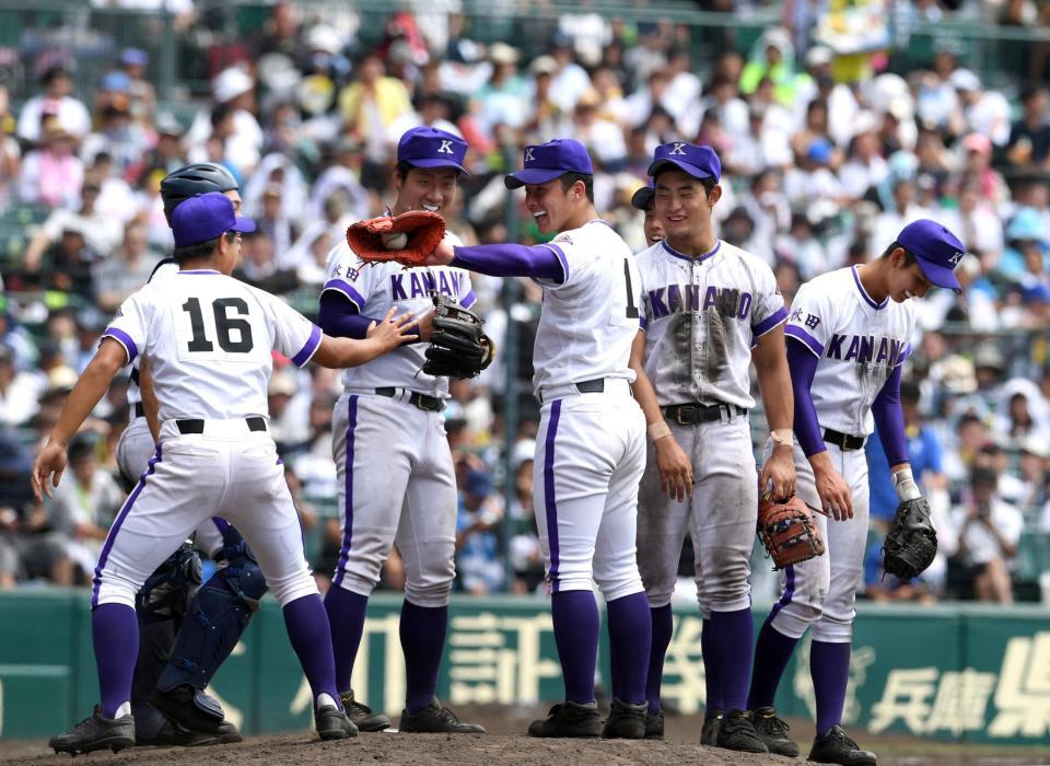 ８回ピンチを迎えるも、金足農・吉田（中央）ら金足農ナインはマウンドで笑顔を見せる