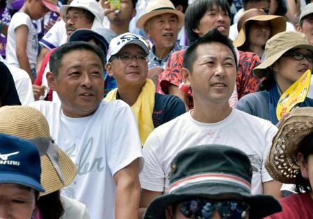 　金足農の試合を見守る、同校野球部ＯＢで１９８４年夏の４強入りメンバー、水沢博文さん（左）と長谷川寿さん