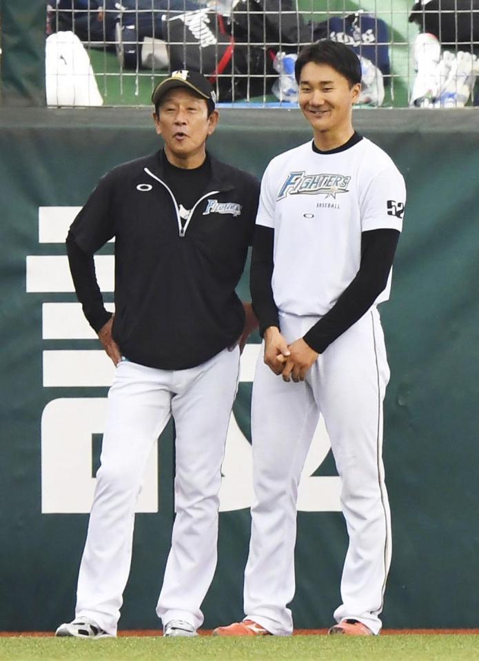 　西武戦の試合前練習で栗山監督（左）と談笑する日本ハム・宮台＝19日、メットライフドーム