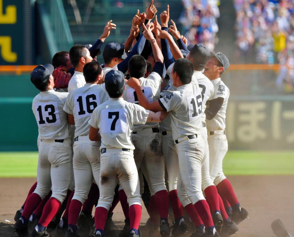 春夏連覇を達成し、喜ぶ大阪桐蔭ナイン＝甲子園（撮影・吉澤敬太）