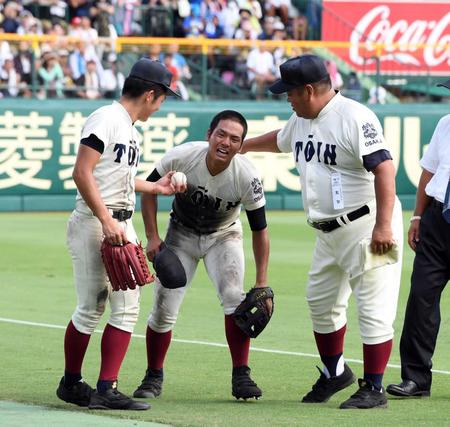 　春夏連覇を達成し号泣する大阪桐蔭・中川主将（中央）