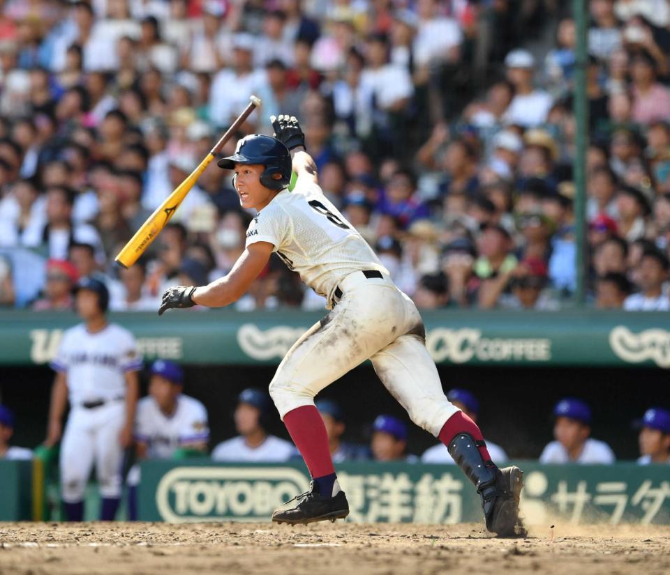 　５回、大阪桐蔭・藤原は左越えに適時二塁打を放つ（撮影・山口登）