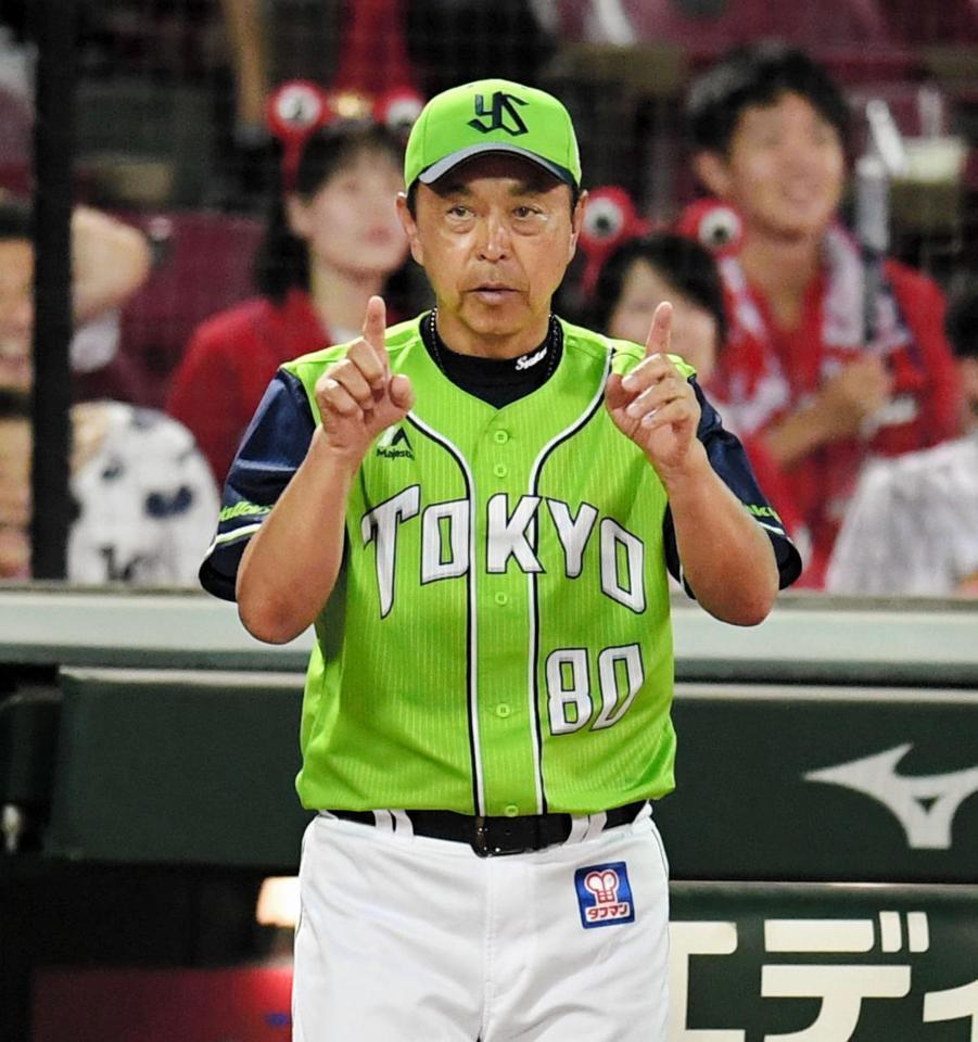 　９回、リクエストするヤクルト・小川淳司監督