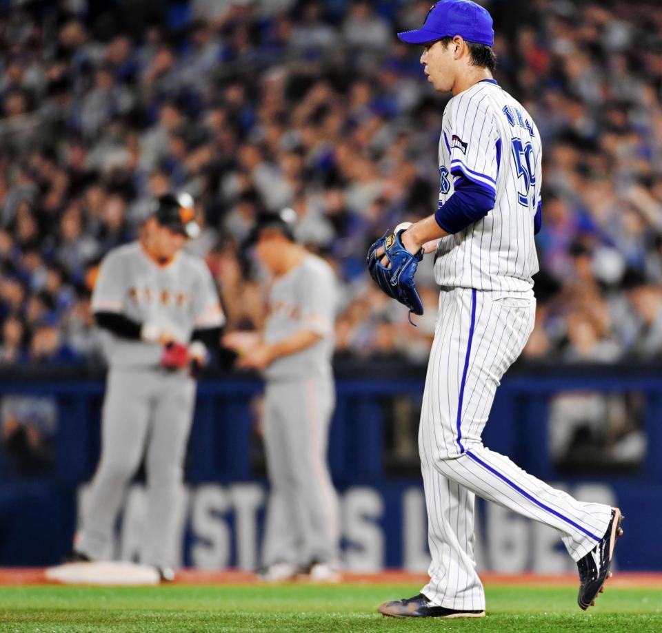 ３回巨人２死二、三塁、岡本（左）に適時打を浴びたＤｅＮＡ・平良（右）＝横浜スタジアム（撮影・西岡正）