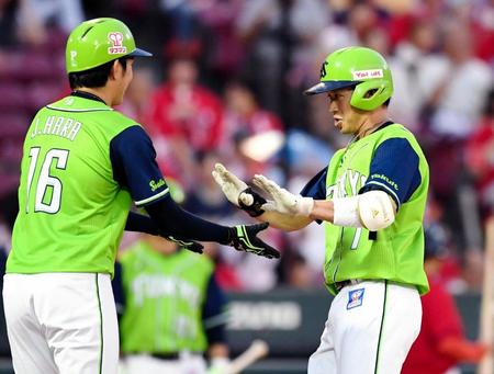 ２回、満塁弾を放ち生還するヤクルト・山田哲（右）＝撮影・飯室逸平