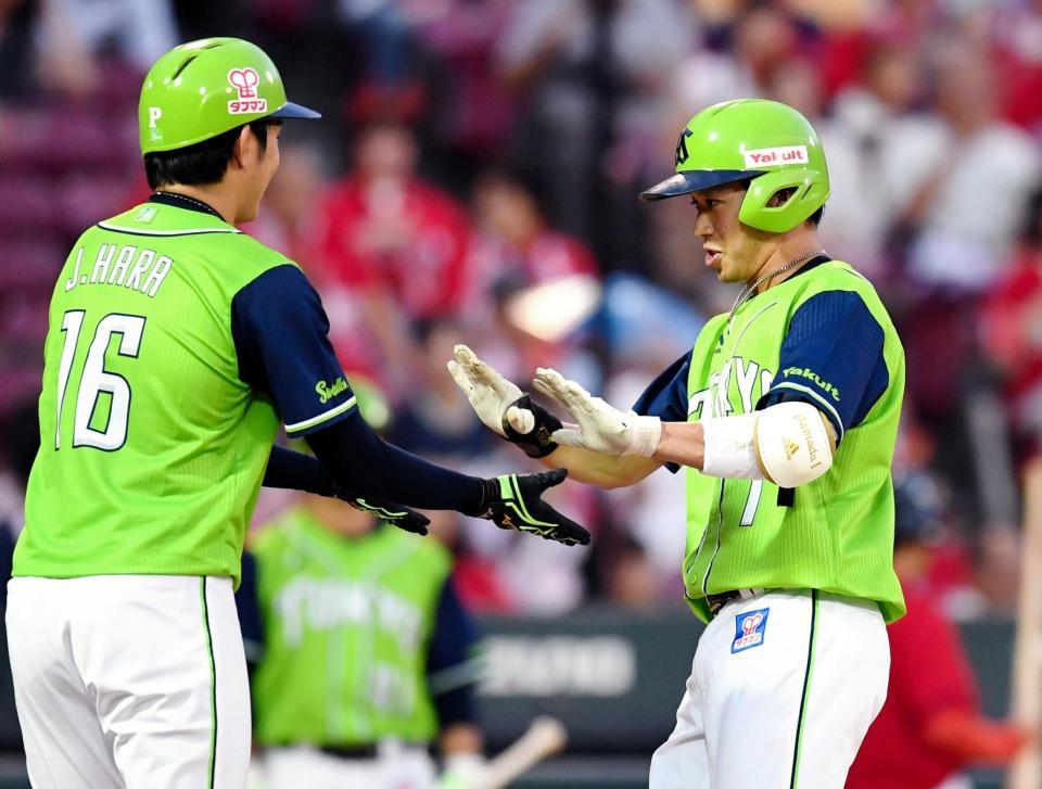 ２回、満塁弾を放ち生還するヤクルト・山田哲（右）＝撮影・飯室逸平
