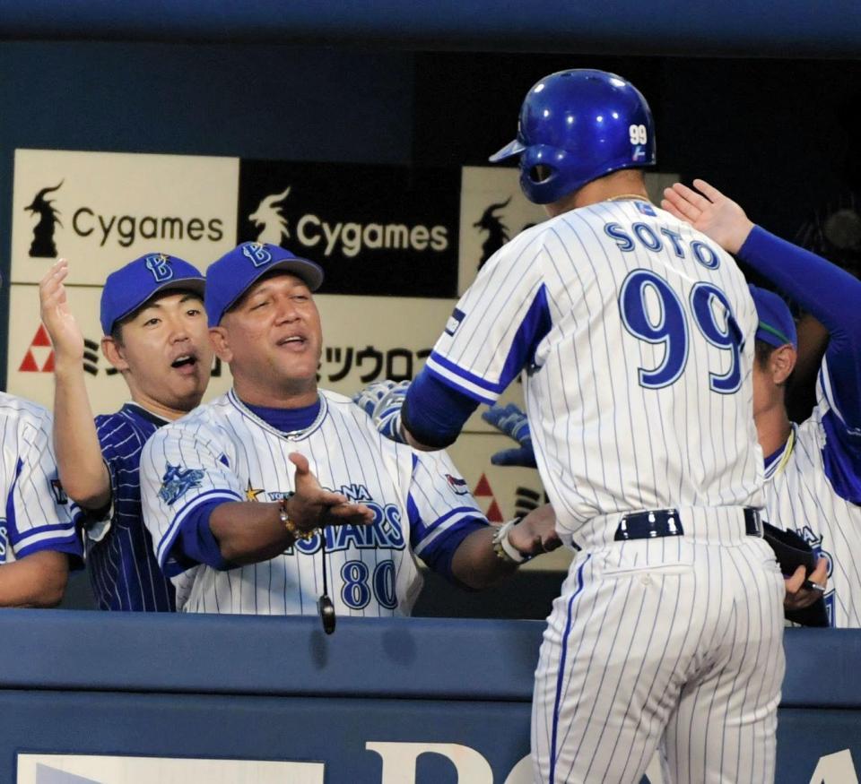 １回、先制本塁打のソトを出迎えるＤｅＮＡ・ラミレス監督＝横浜スタジアム（撮影・三好信也）