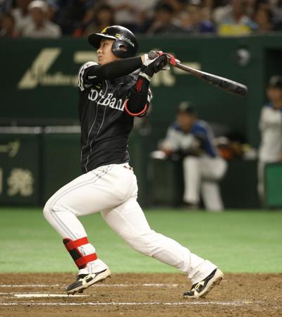 ８回、勝ち越しの２点二塁打を放つ今宮