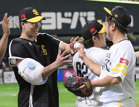 　森（右）からウイニングボールを受け取り笑顔のソフトバンク・千賀＝ヤフオクドーム