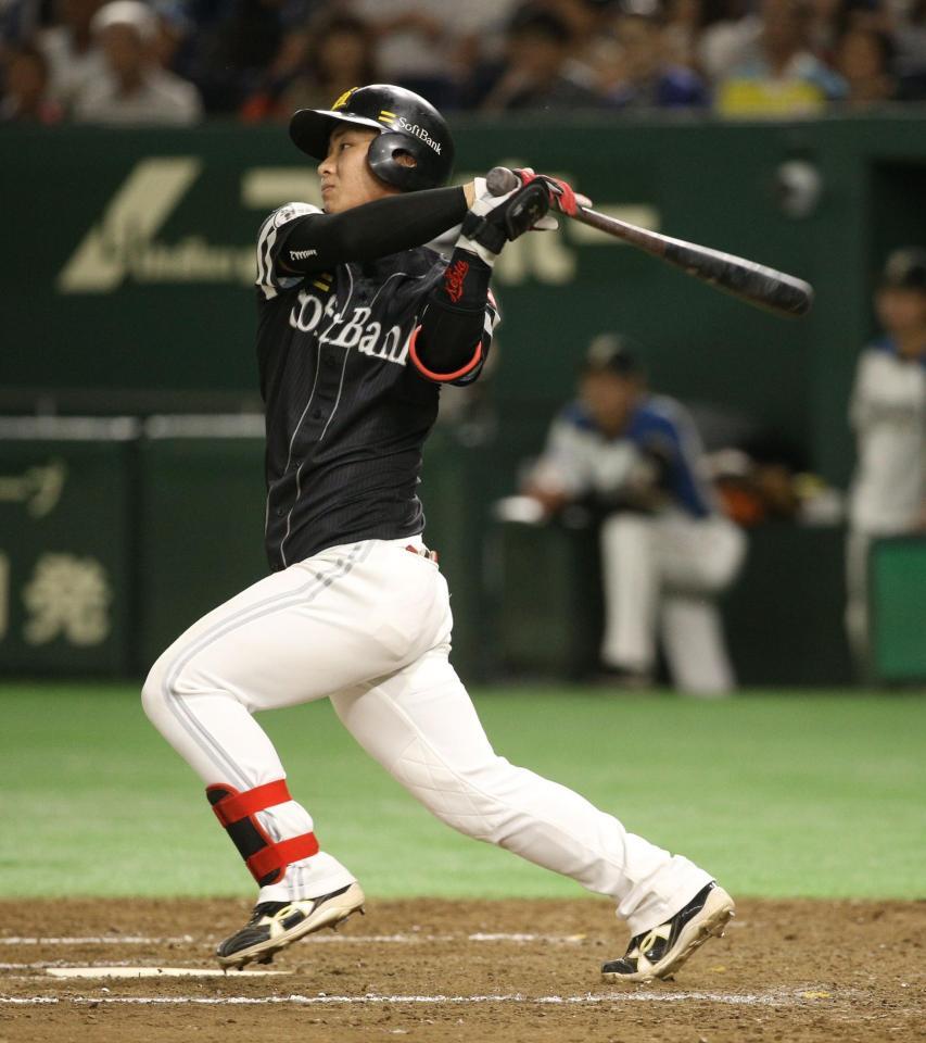 ８回、勝ち越しの２点二塁打を放つ今宮