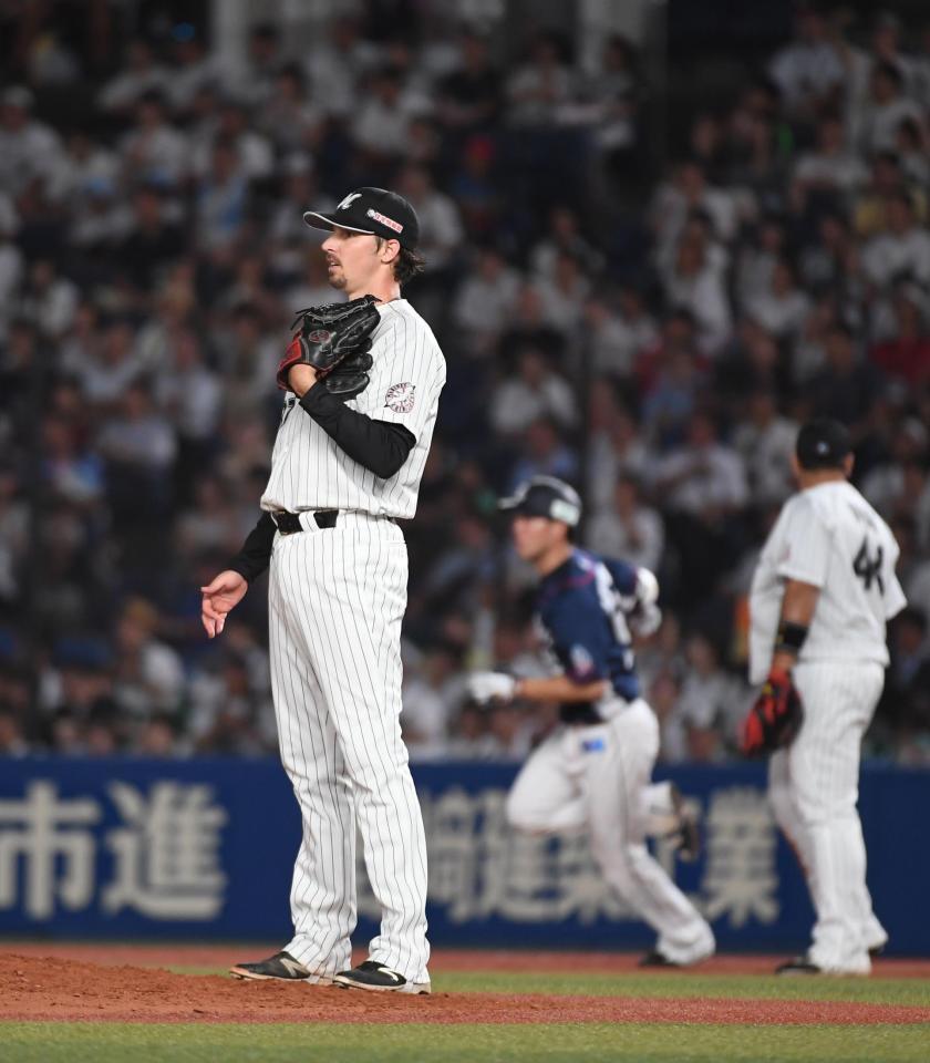 ６回、西武・秋山（後方）に逆転２ランを浴びたロッテのシェッパーズ