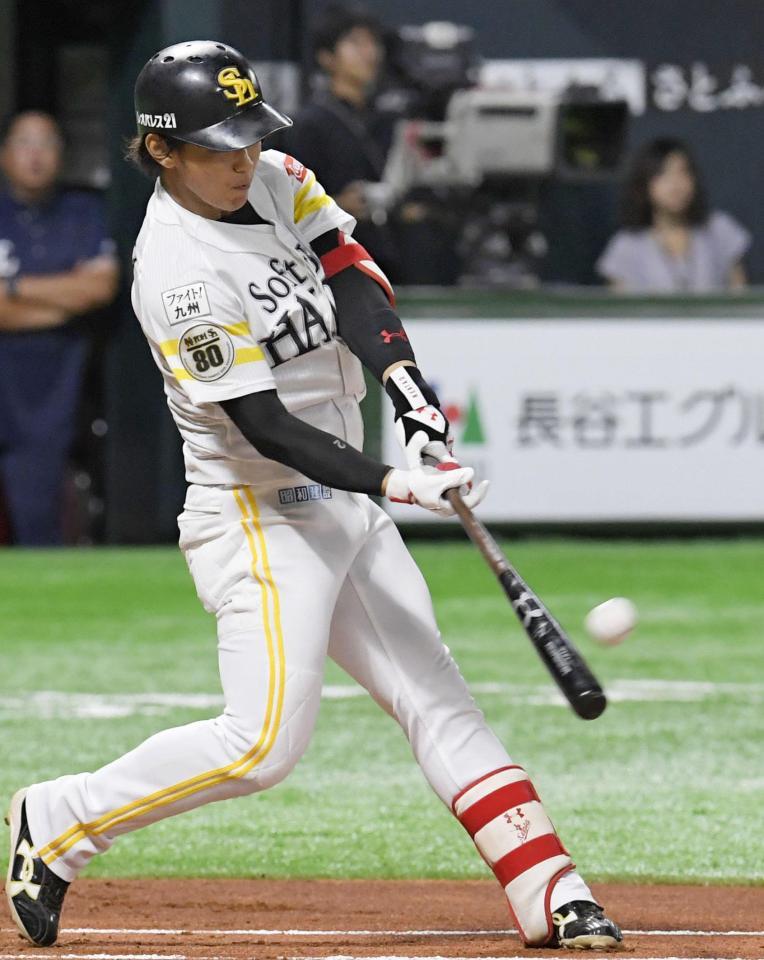 　１回ソフトバンク無死、今宮が左越えに先頭打者本塁打を放つ＝ヤフオクドーム