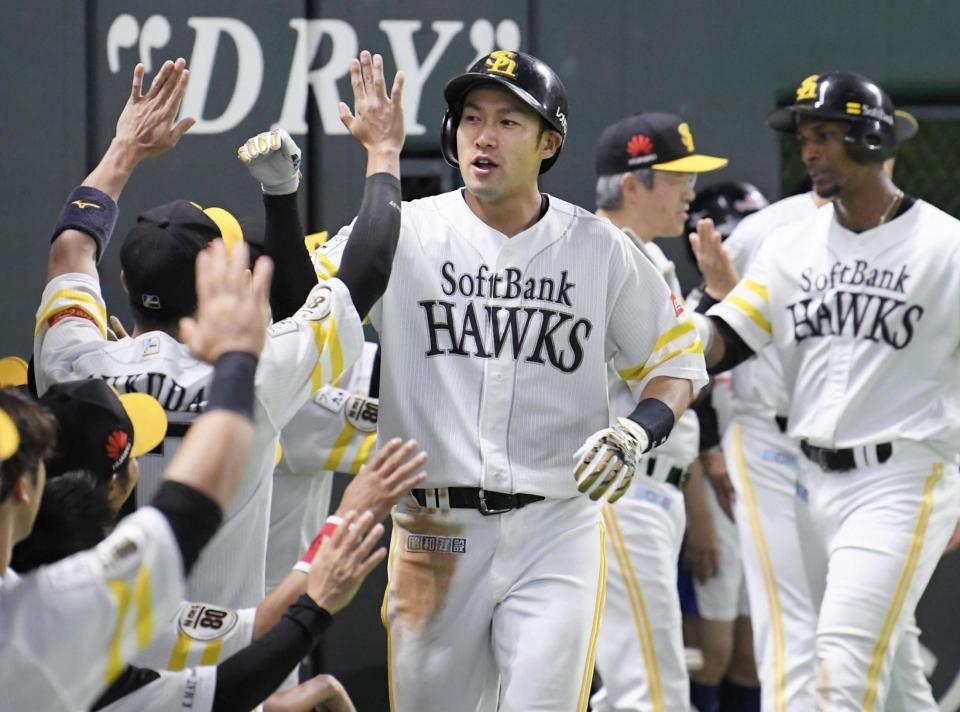 　３回、２ランを放ちナインに迎えられるソフトバンク・柳田（中央）＝ヤフオクドーム
