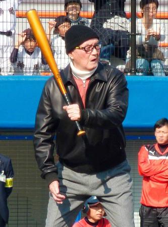 　２０１７年１１月、野球教室の始球式で、打席に立つ巨人・長嶋茂雄終身名誉監督