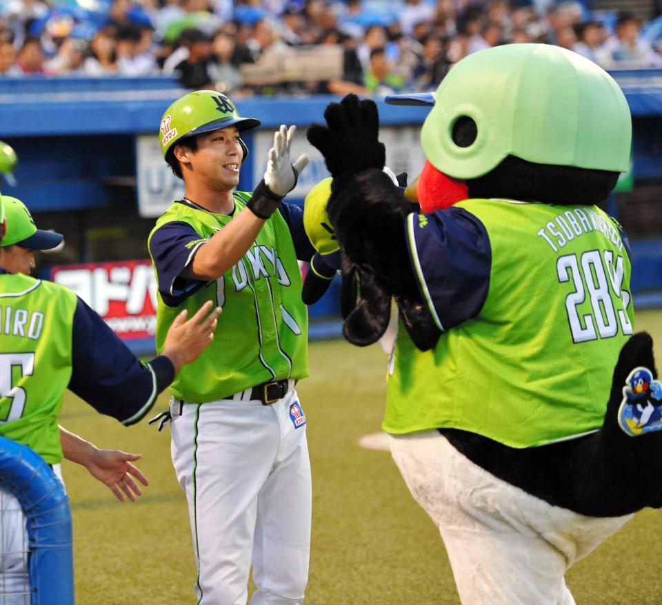 　１回、ソロを放ち、つば九郎とタッチを交わす山田哲（左）