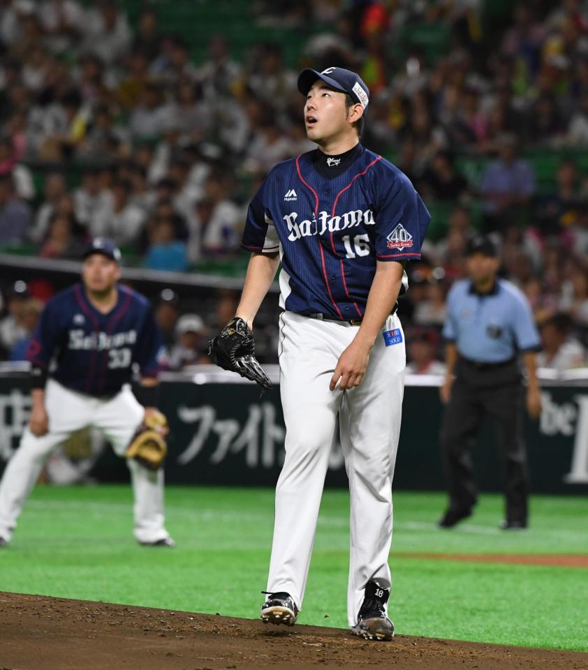 １回無死、今宮に左越えソロを浴びボールの行方を見つめる西武・菊池