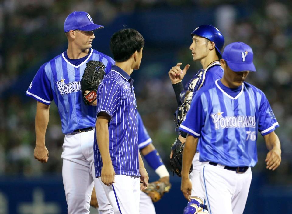 ３回、無死満塁のピンチを迎え、捕手伊藤と話すＤｅＮＡ先発のウィーランド＝神宮