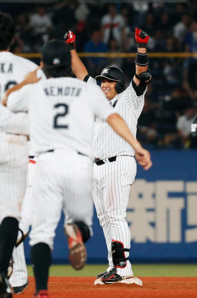 ９回、サヨナラ打を放ち、ガッツポーズするロッテ・井上＝ＺＯＺＯマリン