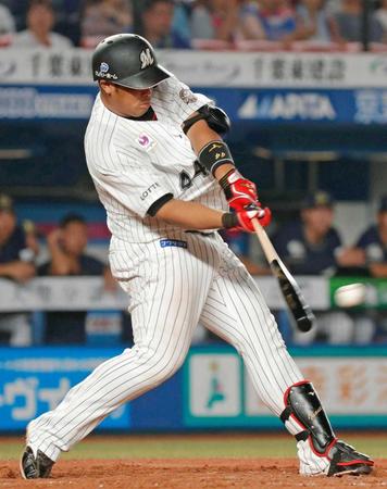 　９回、井上が左越えにサヨナラ打を放つ