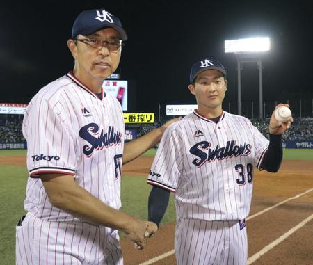 　プロ初勝利を挙げ、ウイニングボールを手に小川監督（左）とポーズをとるヤクルト・梅野＝神宮