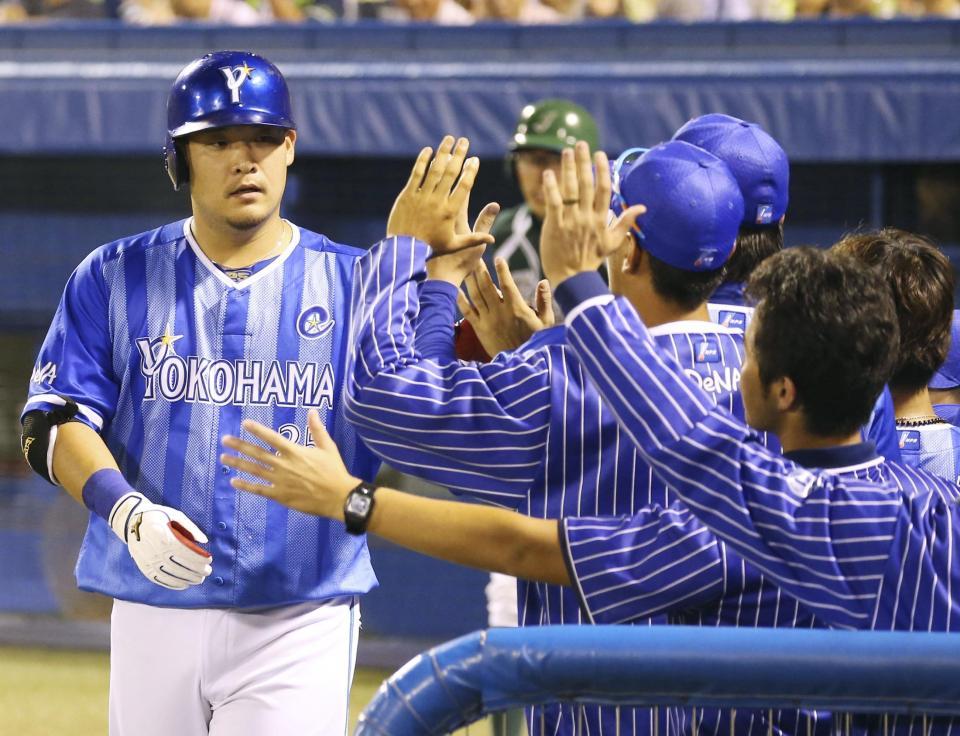 　９回、この試合２本目の本塁打を放ち、ナインに迎えられるＤｅＮＡ・筒香＝神宮