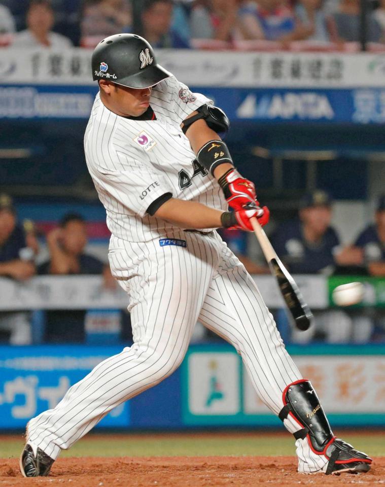 　９回、井上が左越えにサヨナラ打を放つ