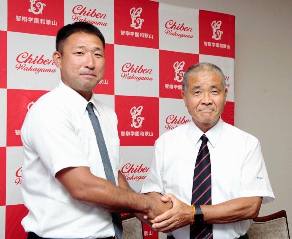 　ガッチリと握手をかわす智弁和歌山・高嶋監督（右）と中谷新監督（撮影・坂部計介）