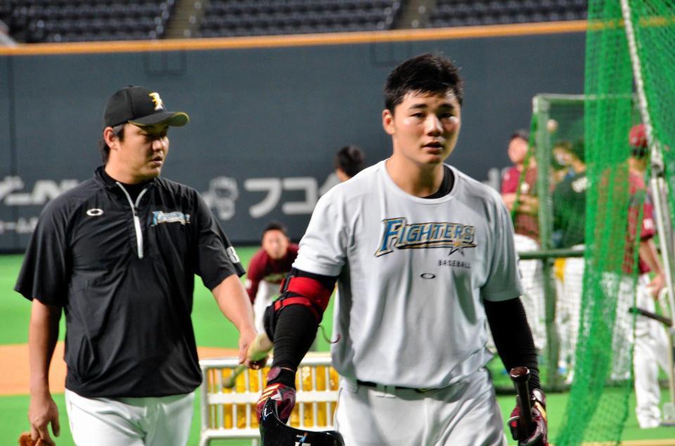 試合前練習を終え、ロッカーに戻る清宮