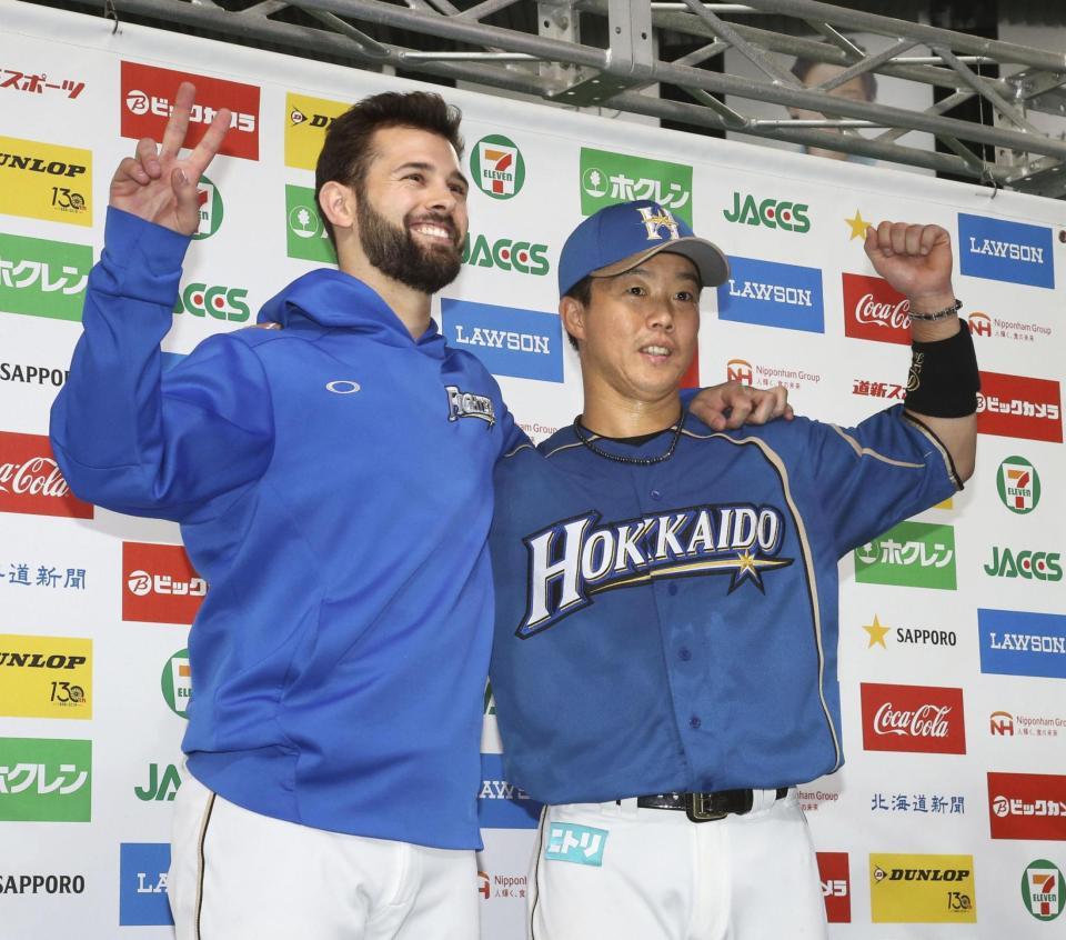 　楽天に勝利し、お立ち台でポーズをとる日本ハムのマルティネス（左）と鶴岡＝札幌ドーム