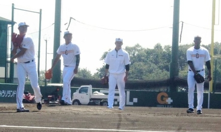 ２８日からの広島３連戦に向けて調整する巨人・内海（左から）田口、吉川光、メルセデス