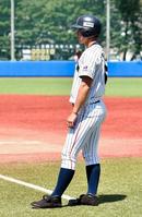 一塁コーチを１イニング務めたＵ-１８日本代表・吉田輝星（金足農）＝都内近郊のグラウンド（撮影・中田匡峻）