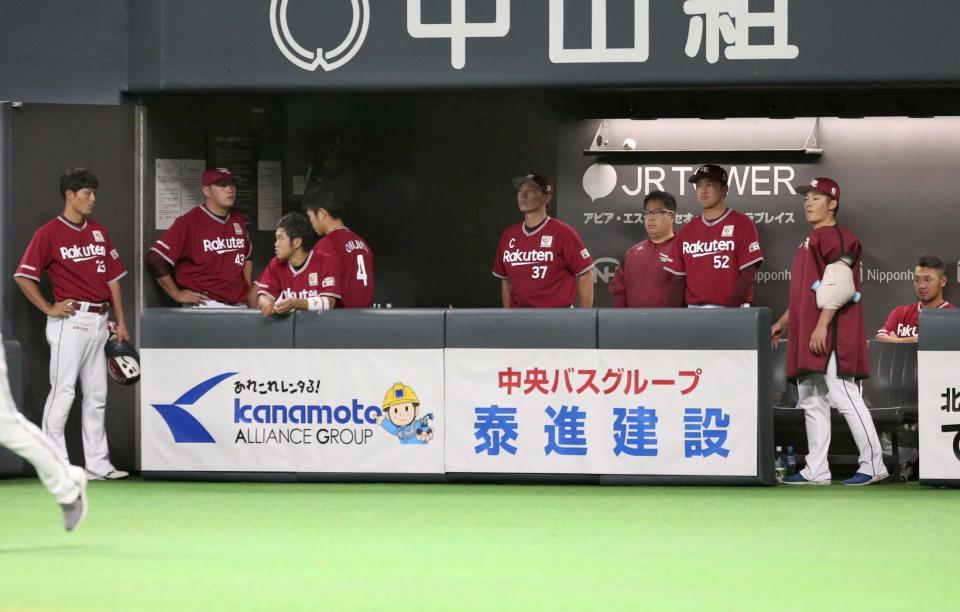 日本ハムに敗れ、引き揚げる楽天ナイン＝札幌ドーム