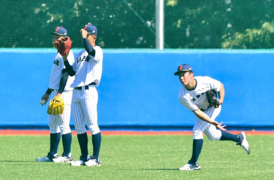 キャッチボールをするＵ-１８日本代表・吉田輝星（右）＝都内近郊のグラウンド（撮影・中田匡峻）