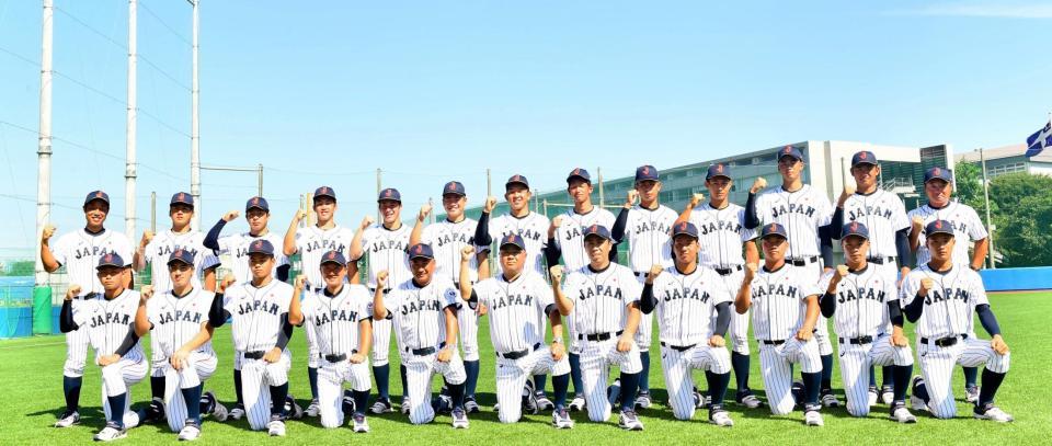 集合写真に納まるＵ-１８日本代表の選手ら＝都内近郊のグラウンド（撮影・中田匡峻）