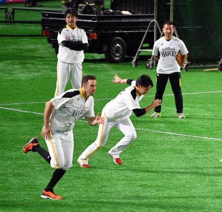 投手陣の練習を見守る工藤監督（後方左）