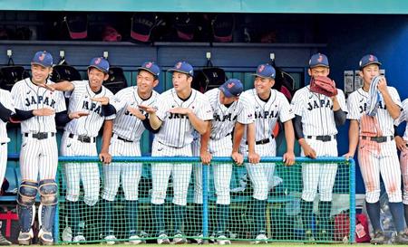 　ベンチでポーズを決める吉田（中央）らＵ－１８日本代表ナイン（撮影・中田匡峻）