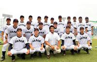 Ｕ１８日本代表を激励した侍ジャパン・稲葉篤紀（前列中央）＝神宮球場（撮影・中田匡峻）