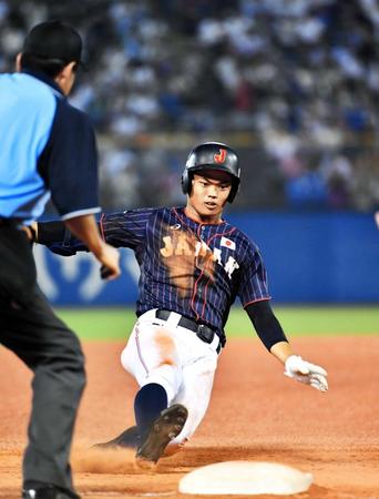 ５回、勢い良く三塁へ滑り込む根尾　