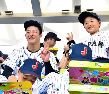 子供と記念写真に納まり笑顔の吉田　