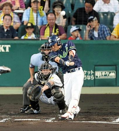 ２回、中村は左越えに先制３ランを放つ＝甲子園