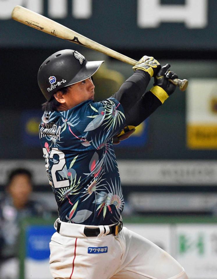 　８回、田村が右中間に適時二塁打を放つ