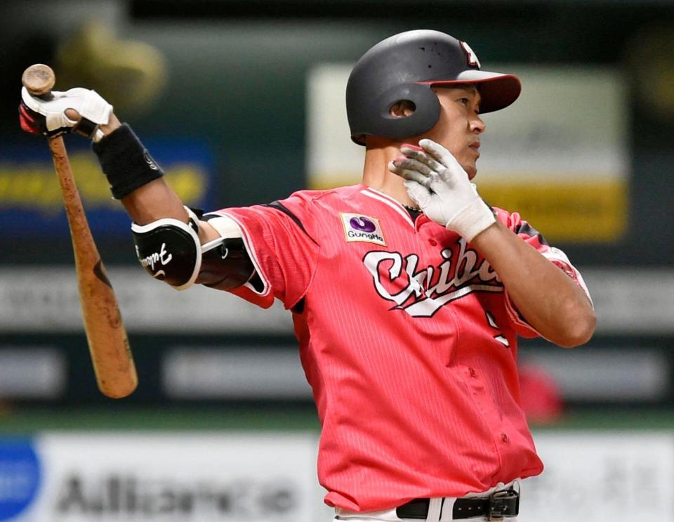 ５回ロッテ１死、福浦が中前打を放つ＝ヤフオクドーム